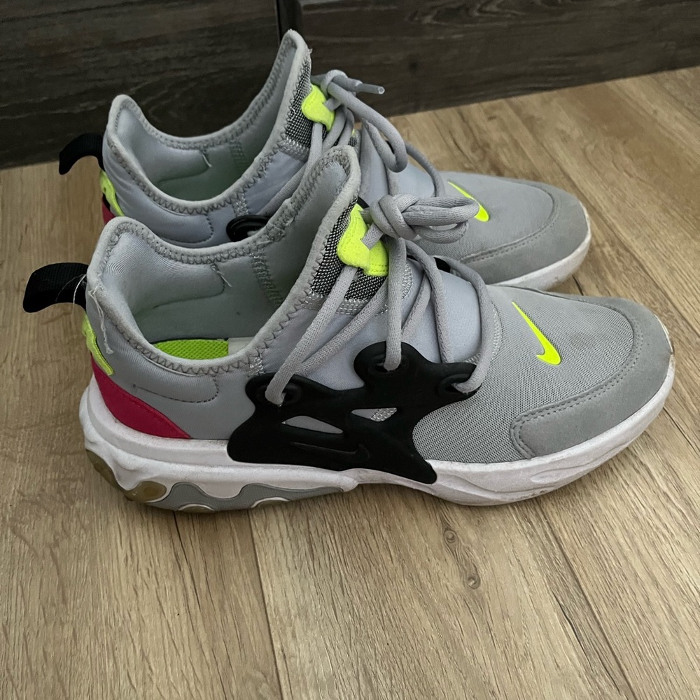 Nike - Picture 3 of 4